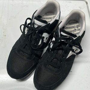 Black Saucony sneaker. Size 10.5. Great condition.